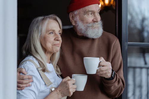 Helping Your Parents Beat Loneliness in a Senior Living Community